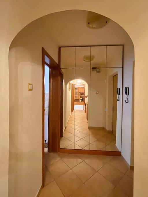 Lovely & Quiet 1-Bedroom Condo With Free Parking Bucarest Extérieur photo