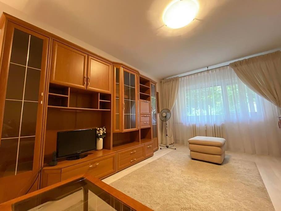 Lovely & Quiet 1-Bedroom Condo With Free Parking Bucarest Extérieur photo