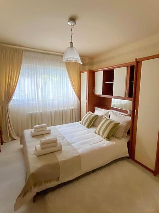 Lovely & Quiet 1-Bedroom Condo With Free Parking Bucarest Extérieur photo