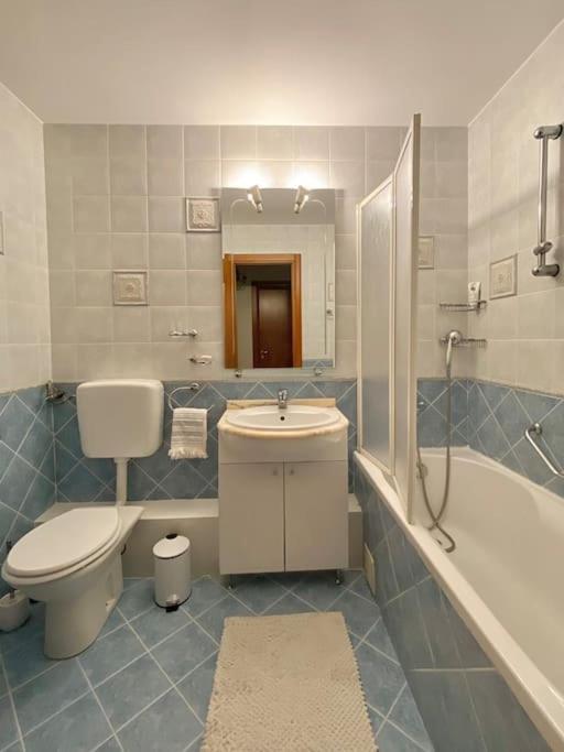 Lovely & Quiet 1-Bedroom Condo With Free Parking Bucarest Extérieur photo