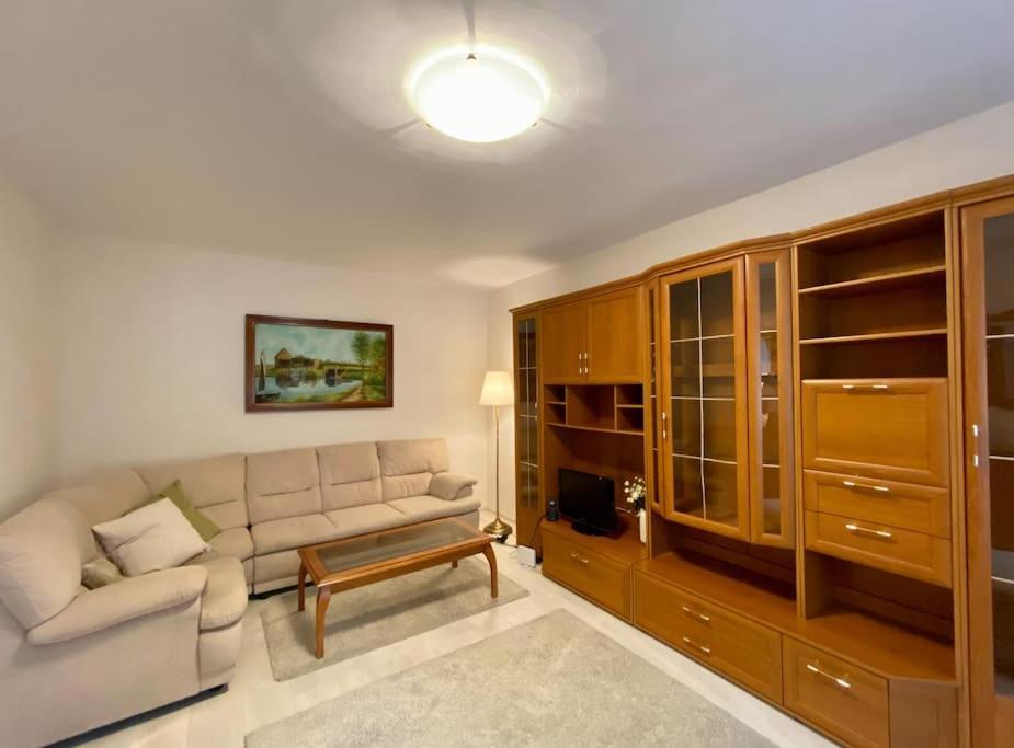 Lovely & Quiet 1-Bedroom Condo With Free Parking Bucarest Extérieur photo